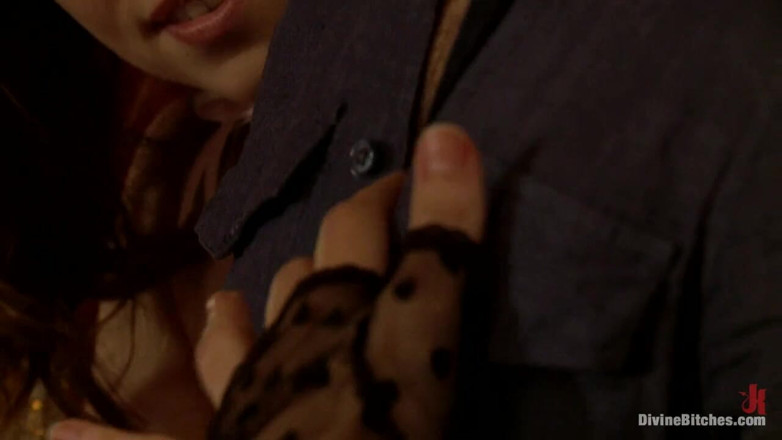 Divine Bitches by Kink: Drie Franse hoeren domineren en neuken Tommy de truc