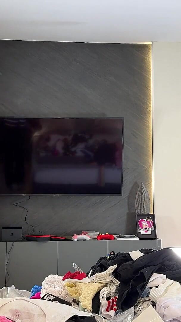Short Skirt TV: Chica nerd flaca morena caliente con gafas prueba minis de...