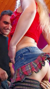 Il fratellastro scopa shana la sexy teen bionda e magra shana nel culo
