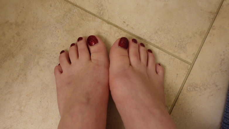 Deanna deadly: Rychlá nová pedikúra Předvečer se lesknoucí červené nehty