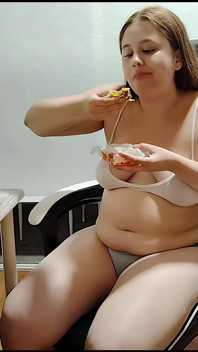 Nicole kendini dolduruyor ve tamamen yağlanıyor