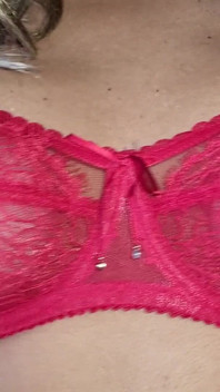 Sutiã sensual de renda vermelha, luvas de lycra, acariciando meus seios redondos e firmes