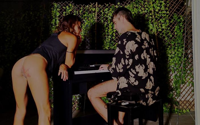 Magia Rosa: Dani probeert een lied te spelen met de piano