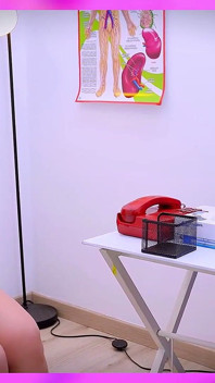 Mädchen Tropft Die Finger Des Gynäkologen Bei Ihrem Besuch in Seiner Arztpraxis... Wird Sie Am Ende Gefickt