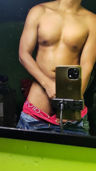 Hornyboy2058: Eu envio a ele uma foto de uma deliciosa bunda...