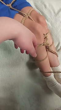 Imágenes entre bastidores de la sesión de fotos con el uniforme escolar de la adorable novia