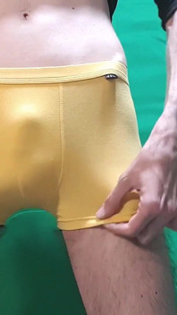 Gele jongenshorts passen