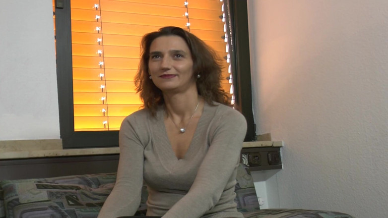 Deutsche Frauen: Çarpıcı Alman orta yaşlı seksi kadın tek başına mastürbasyon yapıyor