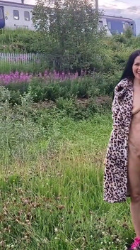 Гола зяюча пизда крупним планом і писання