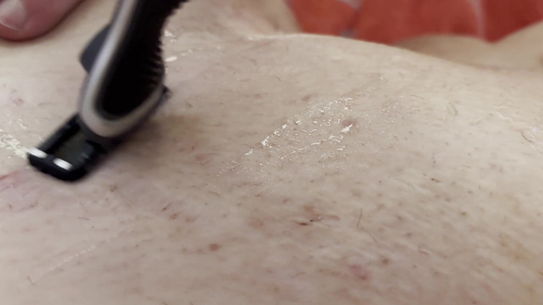 MissFFW: Kongkek teman mencukur pepek saya sebelum menjolok pepek berkrim saya