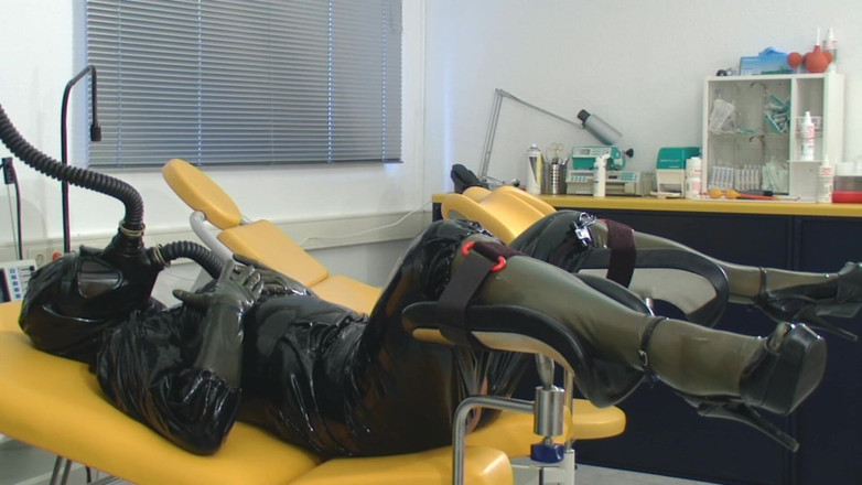 Rubber & Clinic Studio - 1ATOYS: Химерна гумова мастурбація з rebreather