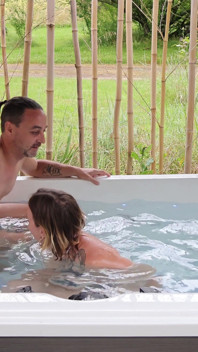 Trio nella jacuzzi con mio marito e l'amante