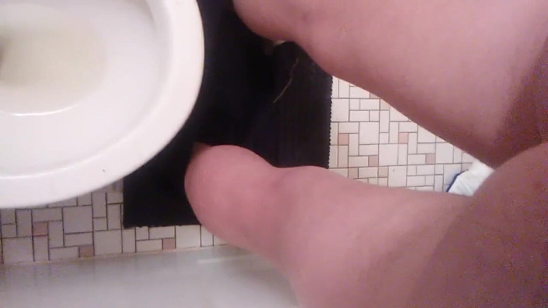 LilTaste: Pov mtf lagi asik kencing sambil mainin lubang pantat dan...