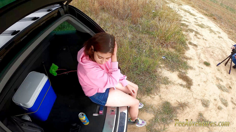 Pee Adventures: Куріння з її сечовим міхуром