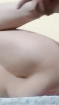 เล่นที่บ้านกับลูกพี่ลูกน้องสาวของฉันจบลงด้วยการเย็ดและเธอก็มีความสุขมาก