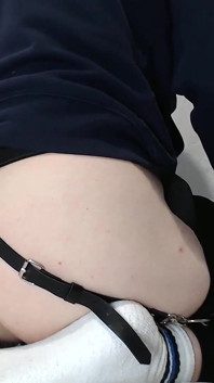 Velký zadek bere velké dildo v análu
