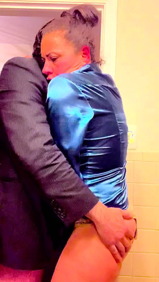 Satin Fetish King: Italienische milf in grüner italienischer seidenbluse lutscht und fickt