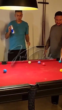 Las chicas calientes querían aprender a jugar a la piscina y terminaron recibiendo una polla