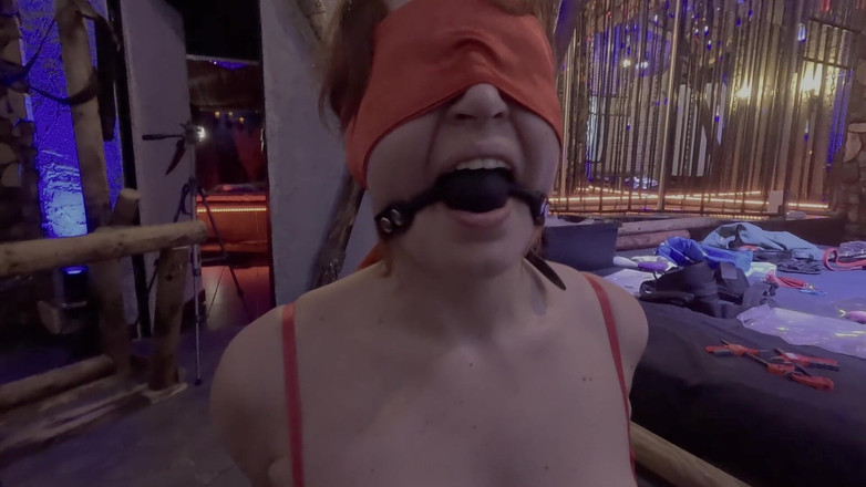 Elena917: ダンジョンでボンデージBDSMプレイ中にシビアンで複数回オーガズムを経験