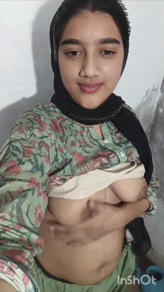 Naughty_Sana: Schönes hijabi-mädchen, das heiße große möpse zeigt
