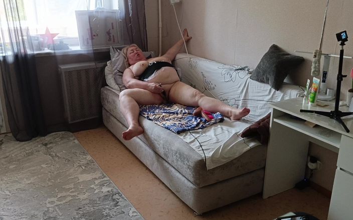 Zona901: Un sättliche schwiegermutter masturbiert ihre große muschi mit ihrem sexspielzeug