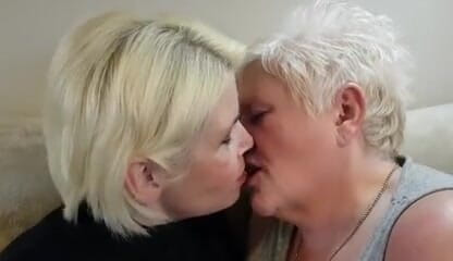 Uk Joolz: Kissing Skyler