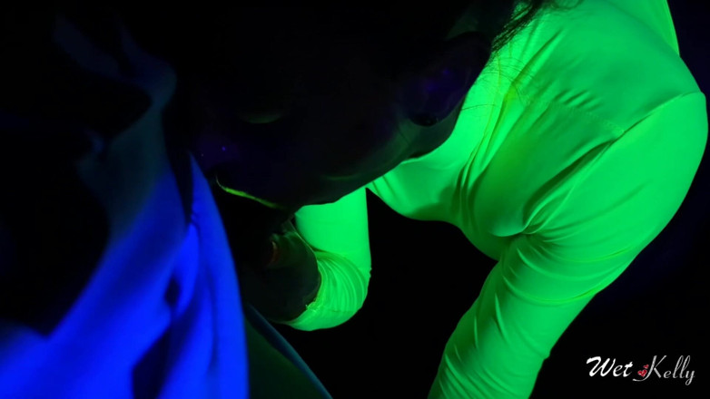 Wet Kelly: Milf fierbinte în Neon Body adoră să se fută în întuneric