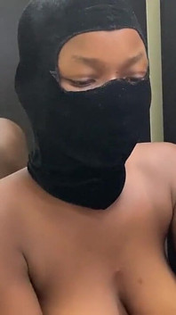 Africká maska sexy dívka šuká obrovskou okurku