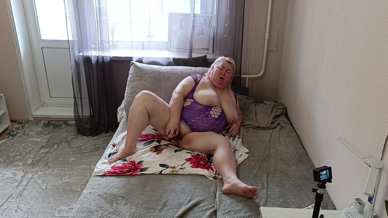 Zona901: Une belle-mère joue avec sa grosse chatte avec son peigne