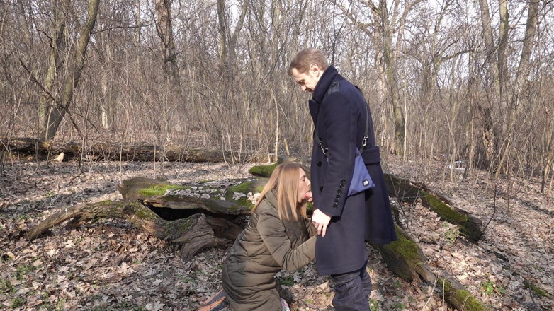Anal Fans Couple: Hübsches mädchen machte beim ersten date einen süßen schnellen blowjob...