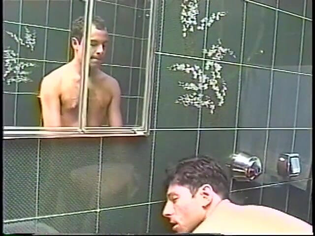 Gays Case: Twee Braziliaanse jongens genieten van stomende douche kontneukpartij en pikzuigen