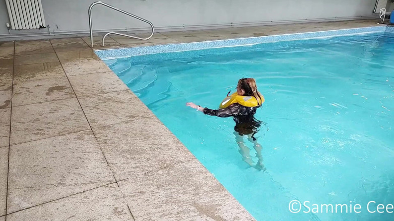 Sammie Cee: Огляд lifejacket crewsaver в басейні