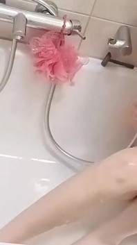 Aku masih belum puas dengan mandi sabunnya. Bikin aku sange kayak:o kadang-kadang aku suka becek juga:)