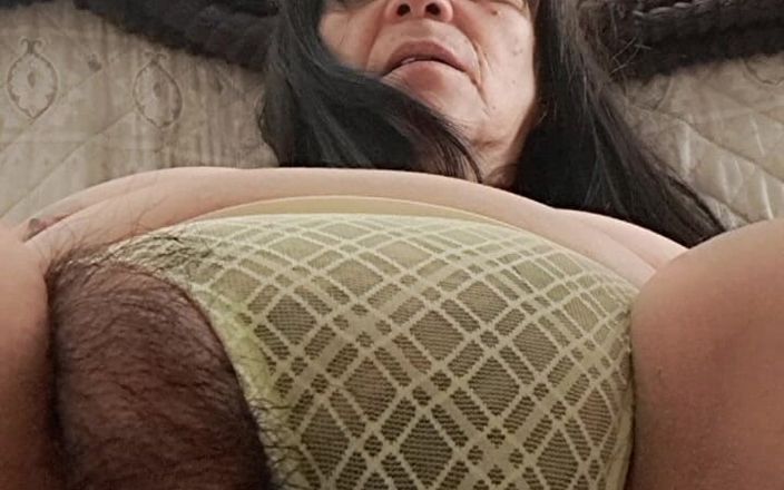 Mommy big hairy pussy: Milf closet até buceta peluda