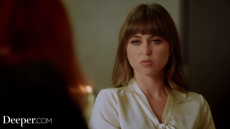 Deeper: Profondo. Rossa Maitland allena la segretaria Riley a servire il...