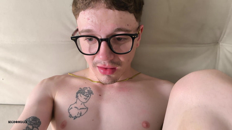 Nico Mucci: Stiefpapi masturbiert mich und fickt mich ohne gummi in POV...