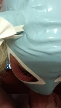 MILF mit blonden Zöpfen und perfekten Brüsten POV-Blowjob mit Spermaspritze im Mund