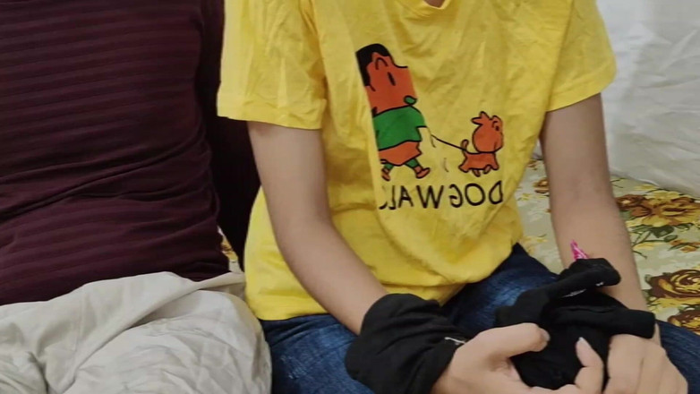 KavitaBhabhi: Saya tidak pernah berkongkek sebelum ini, tolong ada bapa tiri...