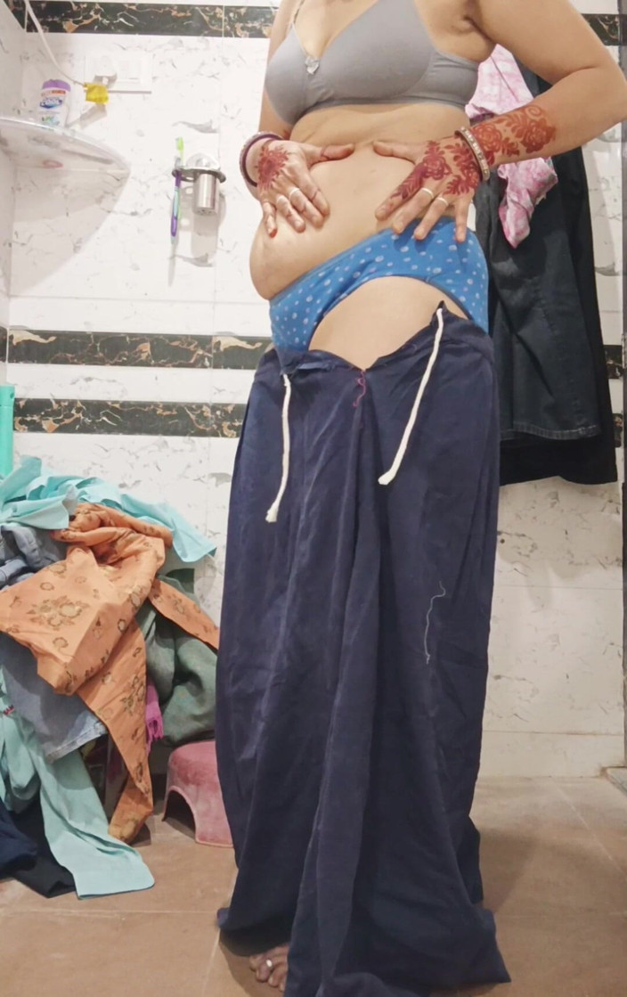 Priyahot77: Priya bhabi sabah ateşli büyük göt gösterisi