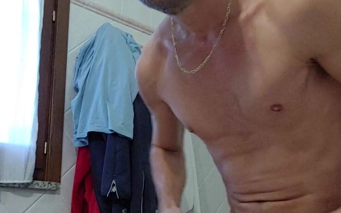 Boy jerking off: Je čas se oholit!