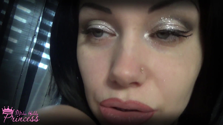 Goddess Misha Goldy: 你痴迷于我纯天然的嘴唇