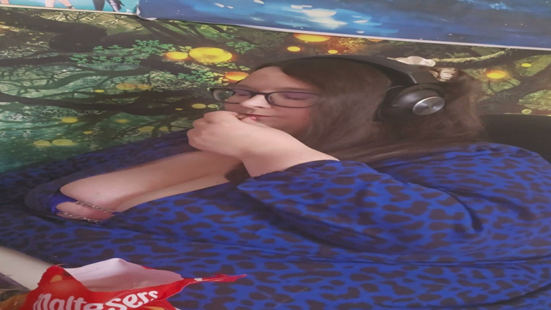 SSBBWLadyBrads: SSBBW Goddess Snacking Whilst Working