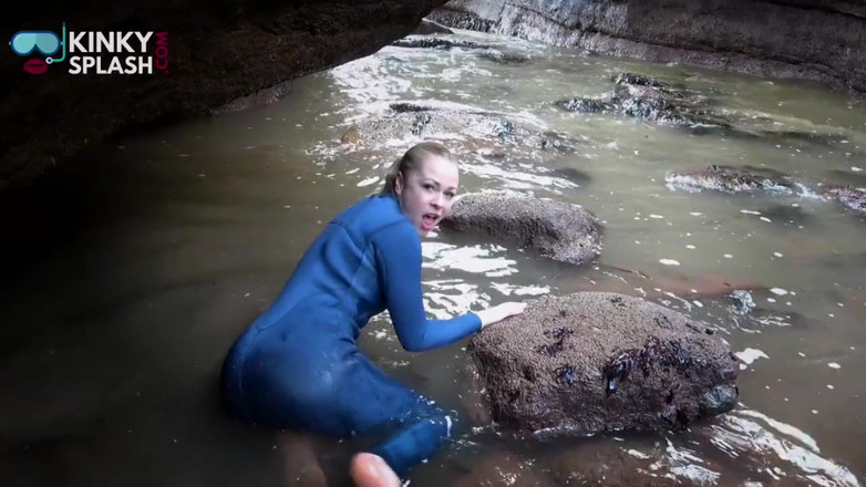 UKCuteGirl Lucy Lauren: Wetsuit JOI &amp;singela rubdown à beira-mar