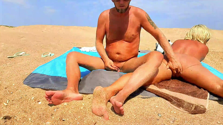 Crazyfamily 1970: Stiefmoeder en stiefzoon op een naaktstrand