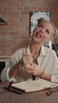 La giovane insegnante tatuata Heilynight mostra come succhiare il cazzo