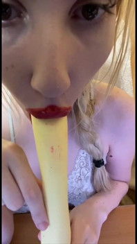 La sexy Elza Kom See sur un gode
