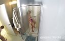 Aziani: Une cam girl sous la douche prend son pied avec...