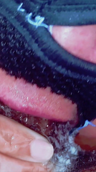 彼女はモフで何かトリックを使えます!