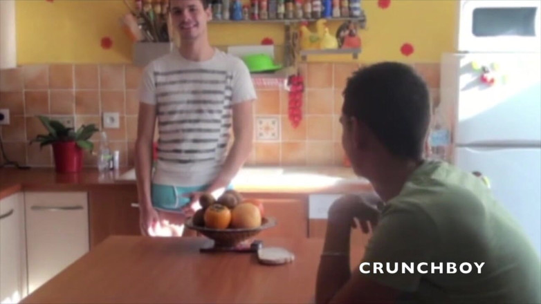 Crunch Boy: Brian folla por Max en la cocina por la mañana