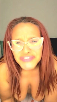 Cuplu amator adevărat care face sex real cu jucării pe pat